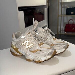 SOLD ❗️kids New Balance Cream and Gold Sneakers